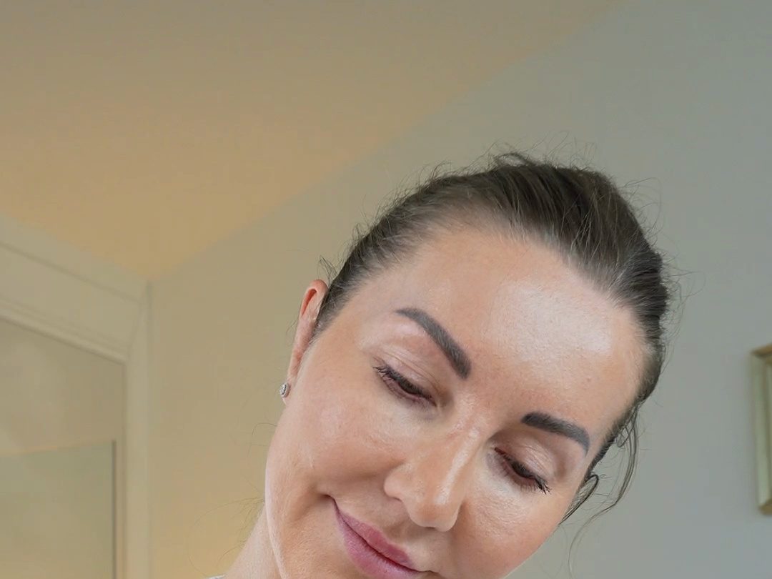 Magdalena Peters blickt während einer Behandlung konzentriert auf die Patientin