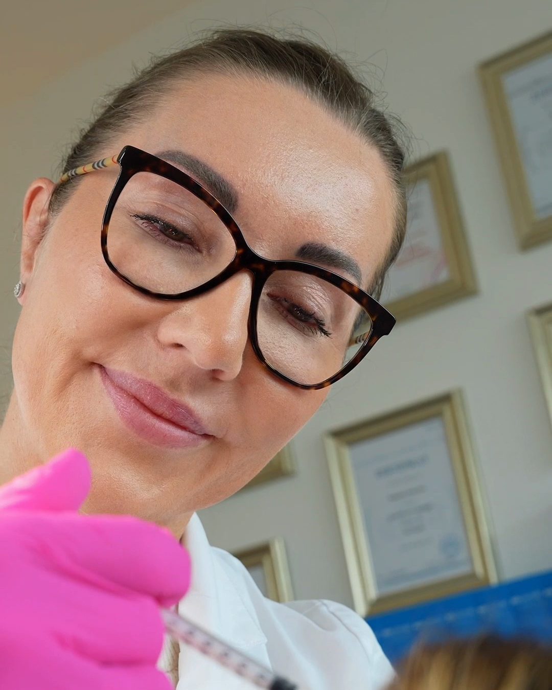 Magdalena Peters mit Brille bei einer Botox-Behandlung in ihrer Praxis in Mönchengladbach