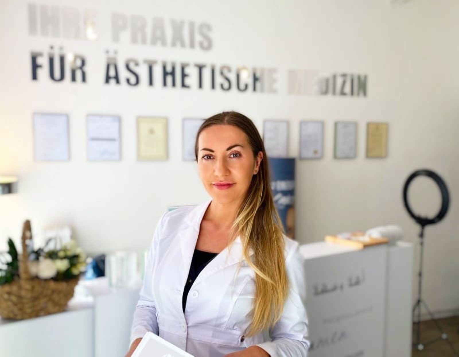 Fachärztin Magdalena Peters am Empfang ihrer Privatpraxis für Ästhetische Medizin in Mönchengladbach
