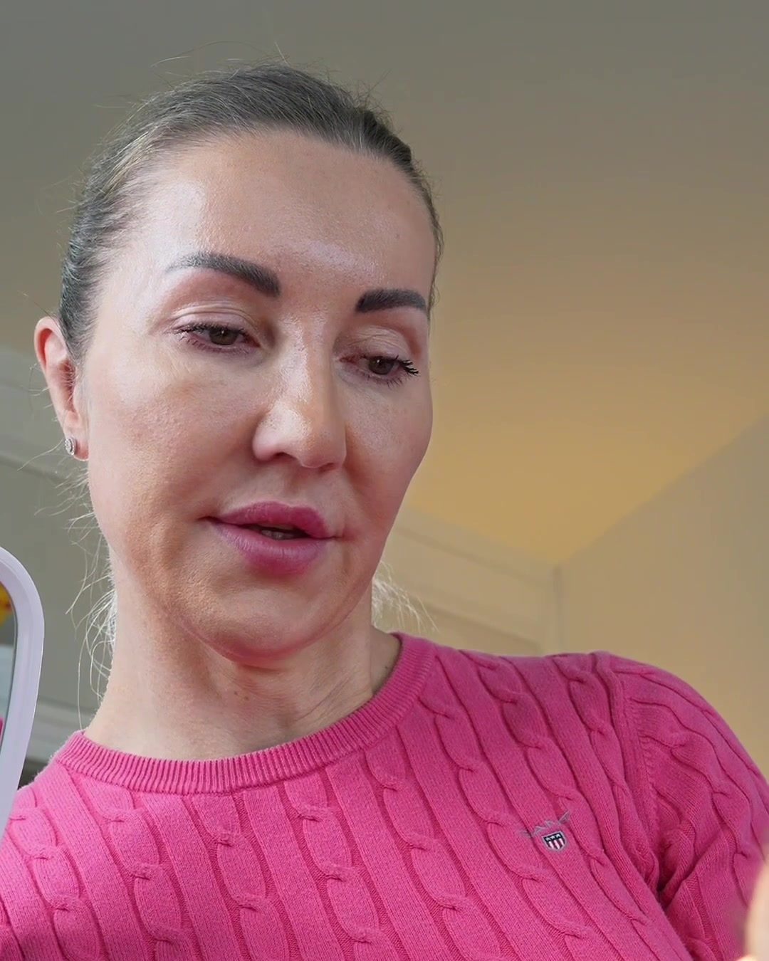 Magdalena Peters bei der Vorbereitung einer Behandlung im Mittelgesicht