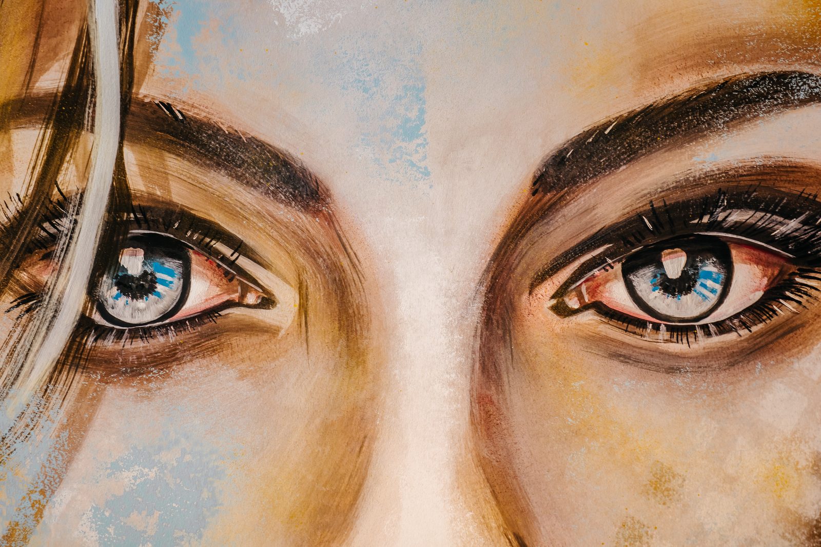 Gemalte Augen als Detail des Wandbilds in der Praxis